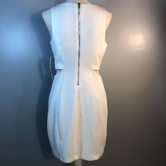 Honey and Rosie White Sleeveless Fitted Crew Neck W/Mesh Cut Out Sides 9 - Picture 4 of 13